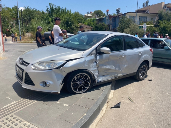 İKİ OTOMOBİLİN ÇARPIŞTIĞI KAZADA 1 KİŞİ YARALANDI