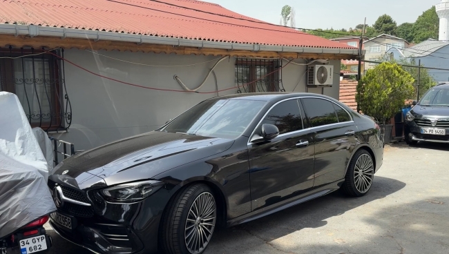 SAPLANTILI OLDUĞU KADININ EŞİNİN ARACINA KURŞUN YAĞDIRDI