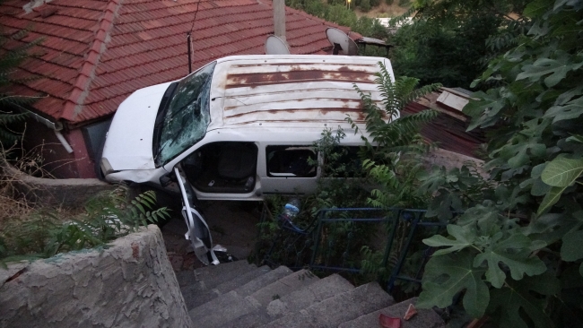 YOKUŞTA KAYAN ARAÇ GECEKONDUNUN ÜZERİNE DÜŞTÜ