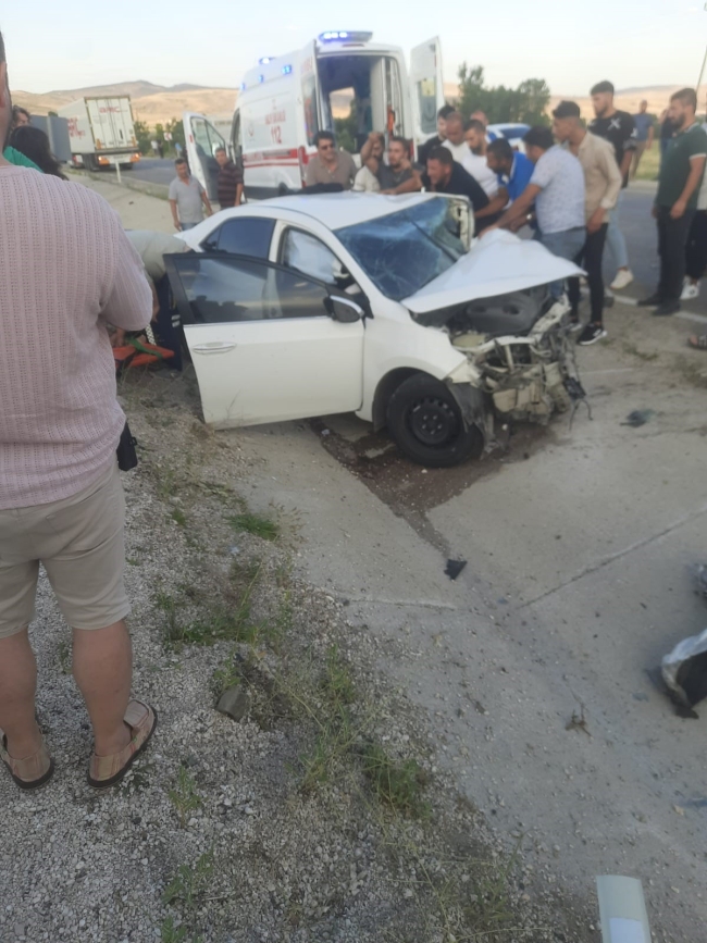 KONTROLDEN ÇIKIP KARŞI ŞERİDE GEÇTİ: 1 ÖLÜ, 3 YARALI