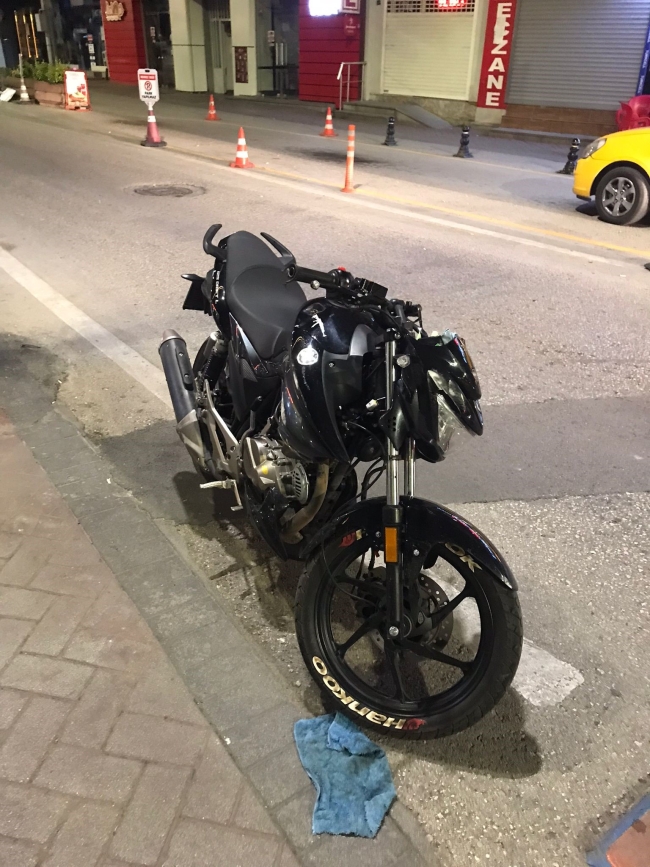 KASKSIZ SÜRÜCÜ MOTOSİKLETTEN DÜŞTÜ, KAFASINI KALDIRIMA ÇARPTI