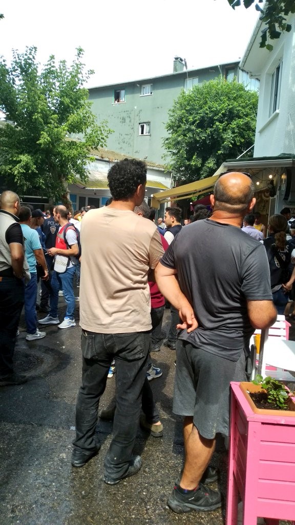 İKİ GRUP BİRBİRİNE GİRDİ: TEKME VE SOPALAR HAVADA UÇUŞTU