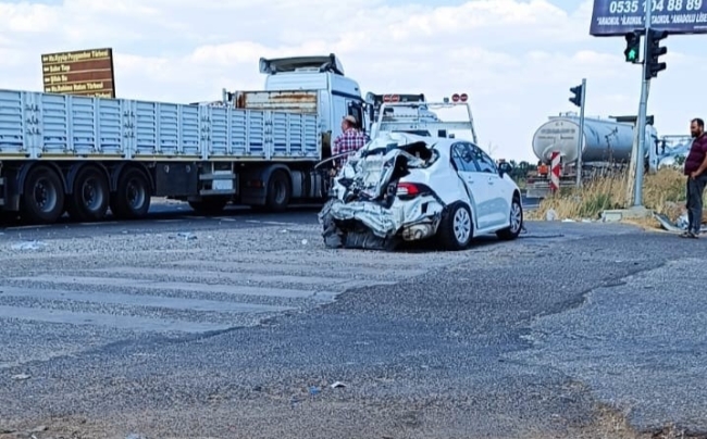 ŞANLIURFA'DA TIR İLE OTOMOBİL ÇARPIŞTI: 5 YARALI