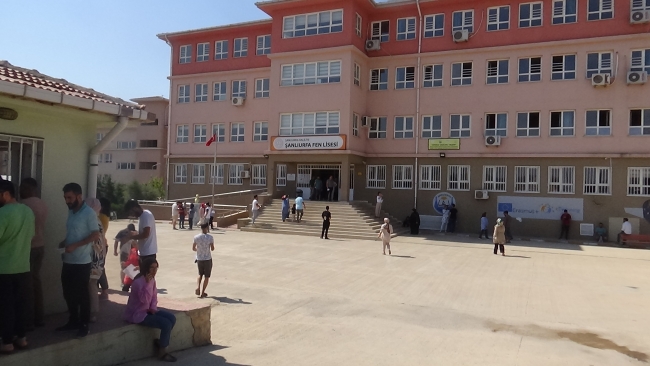 SINAVA GEÇ KALAN ADAYLAR İÇERİ ALINMADI