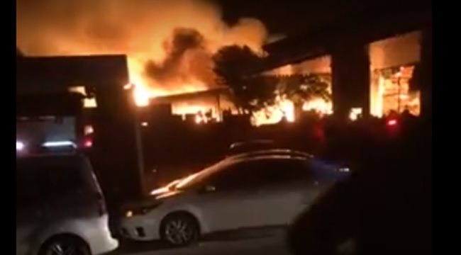 Şanlıurfa merkezde Oduncular Pazarı'nda bulunan petrol istasyonun hemen yanında yangın çıktı. Gece geç saatlerde kontrol altına alınan yangın, petrol istasyonuna sıçramadan söndürüldü.