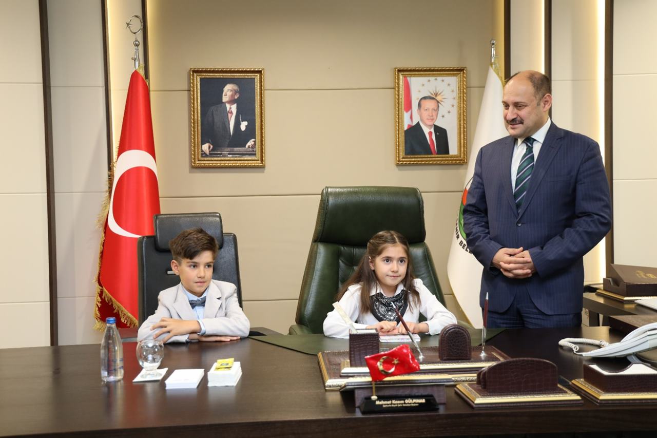 BAŞKAN GÜLPINAR, 23 NİSAN’DA KOLTUĞUNU MİNİK ÖĞRENCİLERE DEVRETTİ