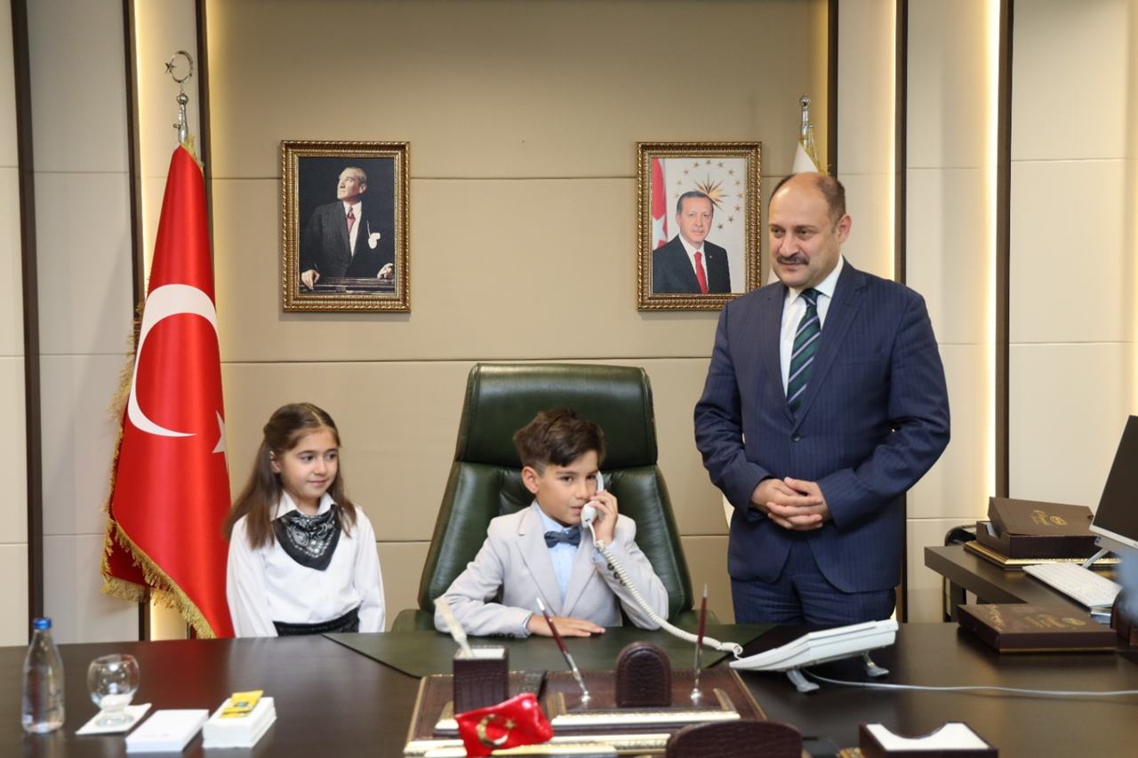 BAŞKAN GÜLPINAR, 23 NİSAN’DA KOLTUĞUNU MİNİK ÖĞRENCİLERE DEVRETTİ