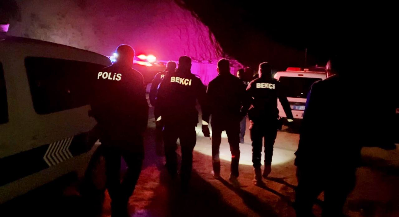 ÖLEN BORÇLUSUNUN MEZARINI AÇTI, CESEDİ YAKMAK İSTEDİ