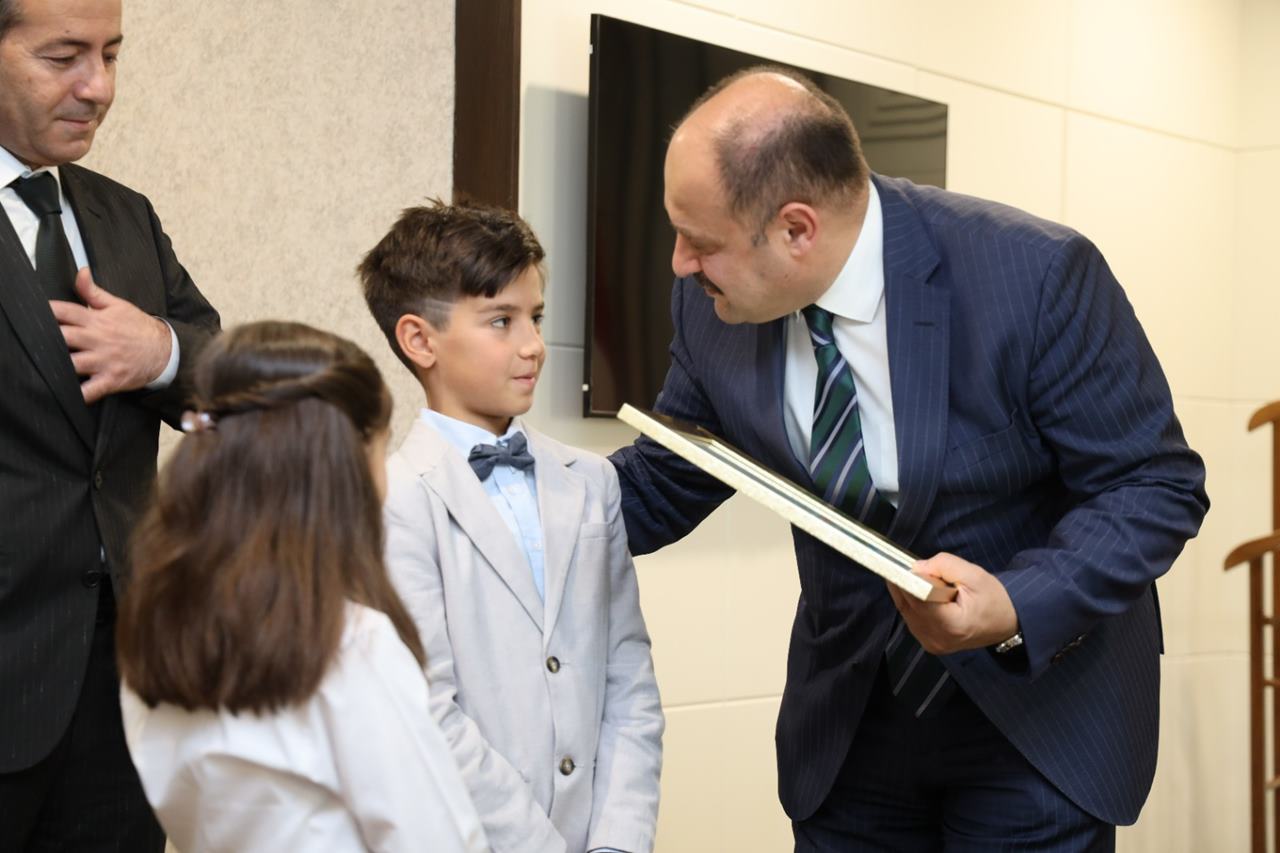 BAŞKAN GÜLPINAR, 23 NİSAN’DA KOLTUĞUNU MİNİK ÖĞRENCİLERE DEVRETTİ