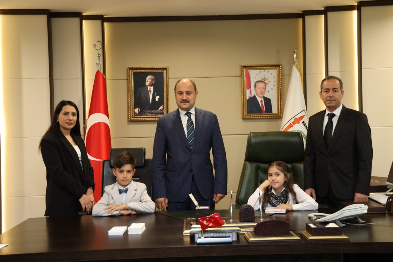 BAŞKAN GÜLPINAR, 23 NİSAN’DA KOLTUĞUNU MİNİK ÖĞRENCİLERE DEVRETTİ