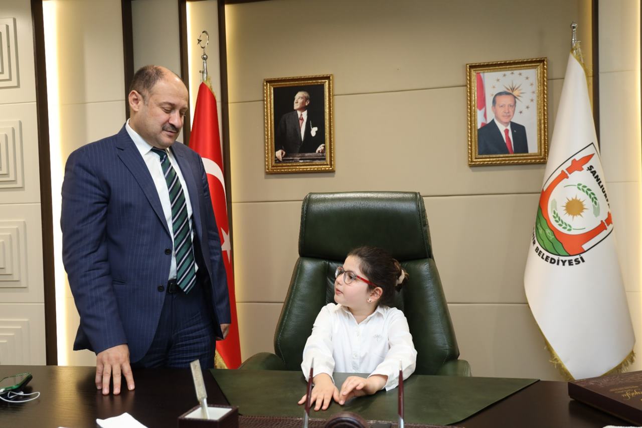 BAŞKAN GÜLPINAR, 23 NİSAN’DA KOLTUĞUNU MİNİK ÖĞRENCİLERE DEVRETTİ