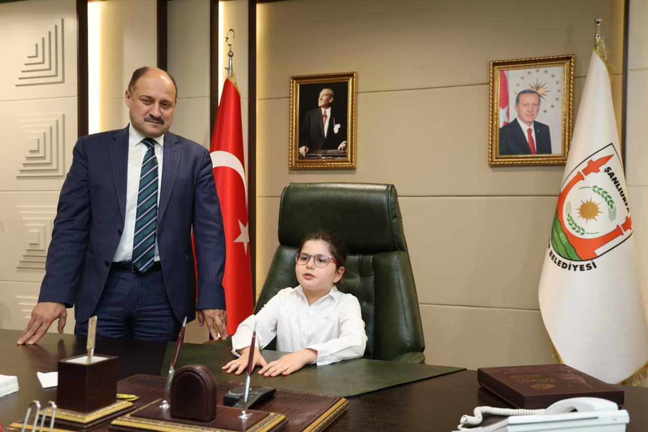 BAŞKAN GÜLPINAR, 23 NİSAN’DA KOLTUĞUNU MİNİK ÖĞRENCİLERE DEVRETTİ