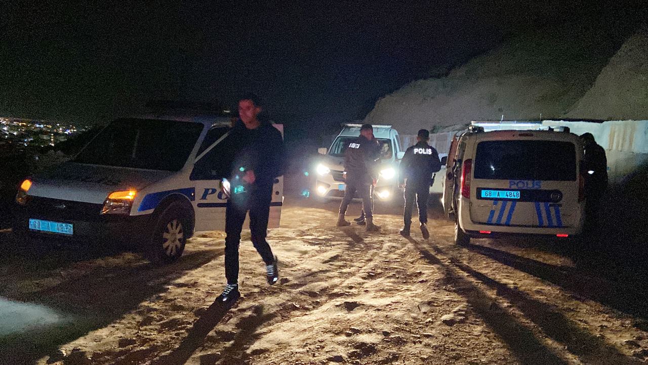 ÖLEN BORÇLUSUNUN MEZARINI AÇTI, CESEDİ YAKMAK İSTEDİ