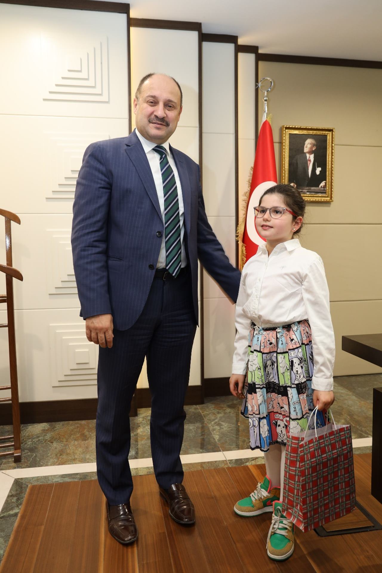 BAŞKAN GÜLPINAR, 23 NİSAN’DA KOLTUĞUNU MİNİK ÖĞRENCİLERE DEVRETTİ