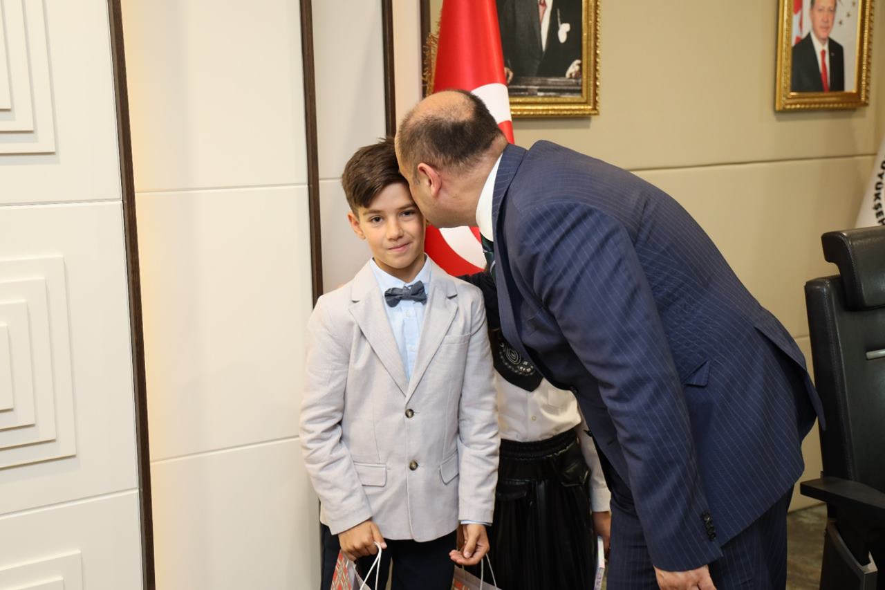 BAŞKAN GÜLPINAR, 23 NİSAN’DA KOLTUĞUNU MİNİK ÖĞRENCİLERE DEVRETTİ