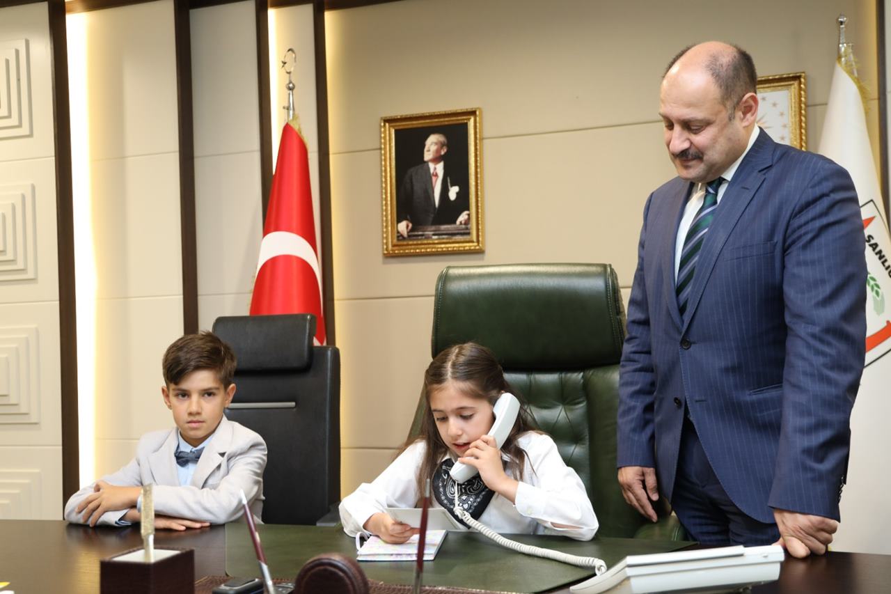 BAŞKAN GÜLPINAR, 23 NİSAN’DA KOLTUĞUNU MİNİK ÖĞRENCİLERE DEVRETTİ