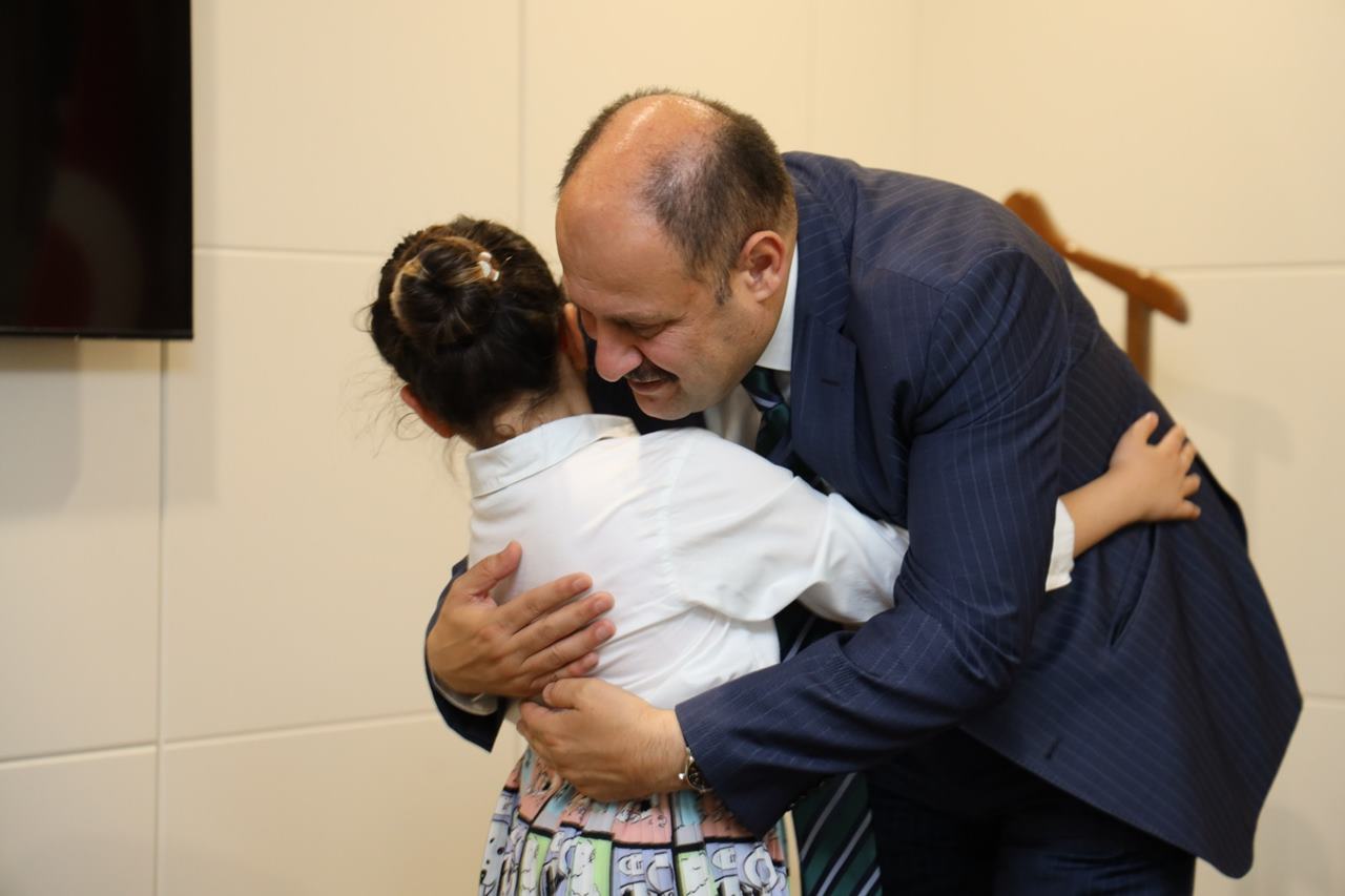 BAŞKAN GÜLPINAR, 23 NİSAN’DA KOLTUĞUNU MİNİK ÖĞRENCİLERE DEVRETTİ
