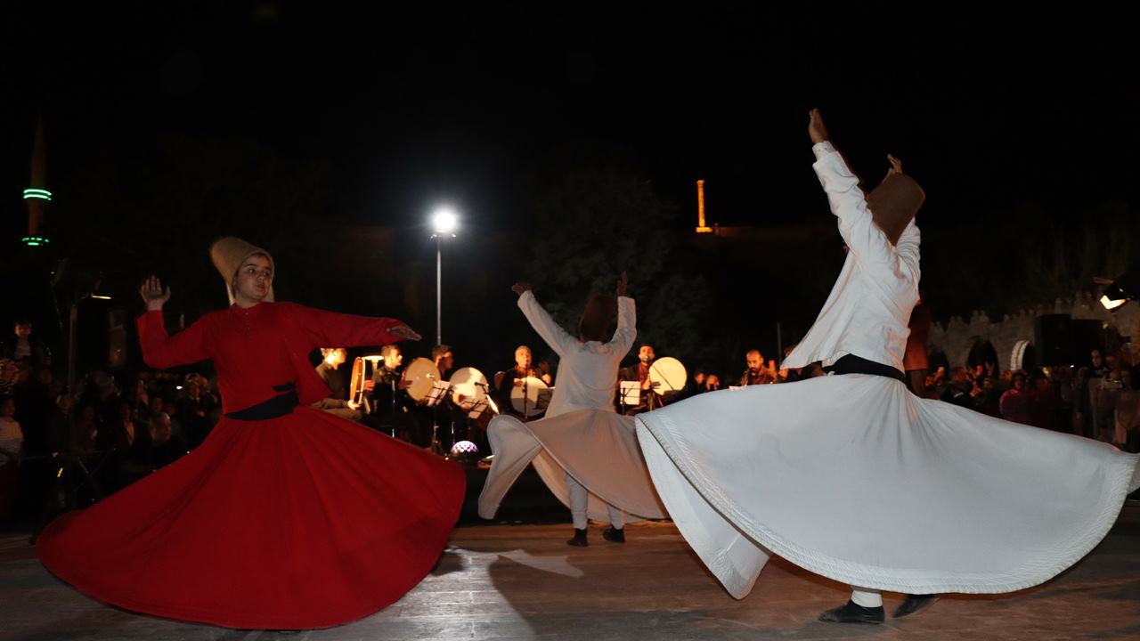 GRUP DERGÂH BALIKLIGÖL’DE İLAHİLERİYLE MEST ETTİ