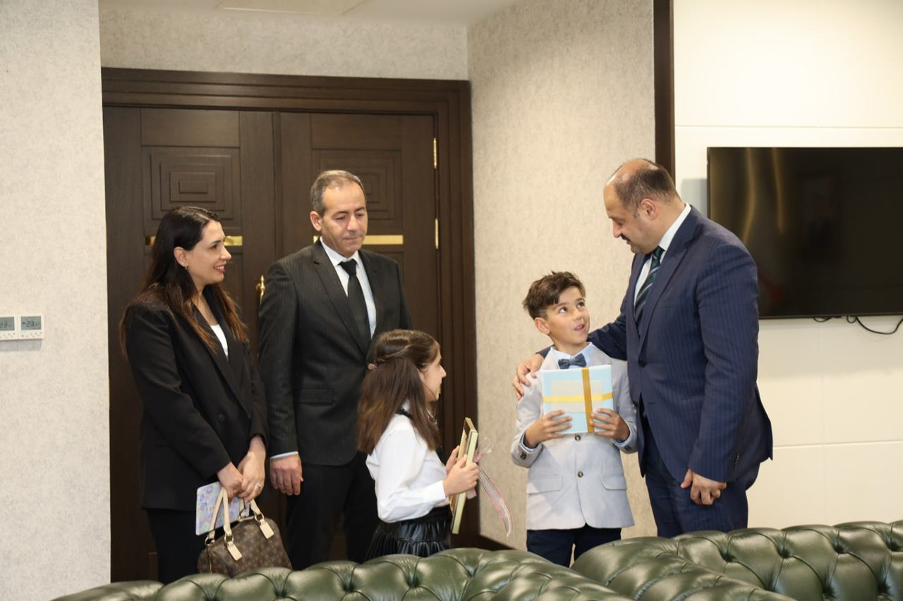 BAŞKAN GÜLPINAR, 23 NİSAN’DA KOLTUĞUNU MİNİK ÖĞRENCİLERE DEVRETTİ