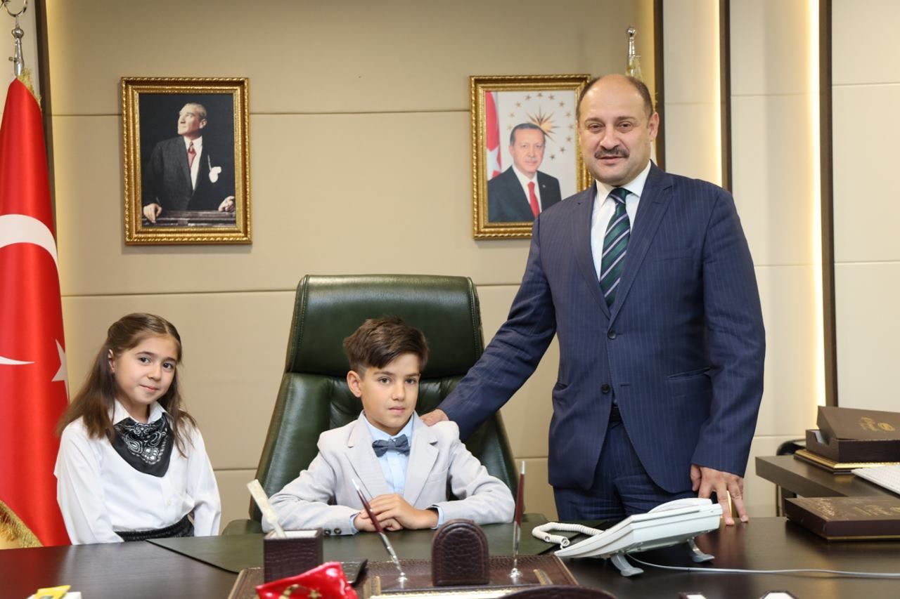 BAŞKAN GÜLPINAR, 23 NİSAN’DA KOLTUĞUNU MİNİK ÖĞRENCİLERE DEVRETTİ