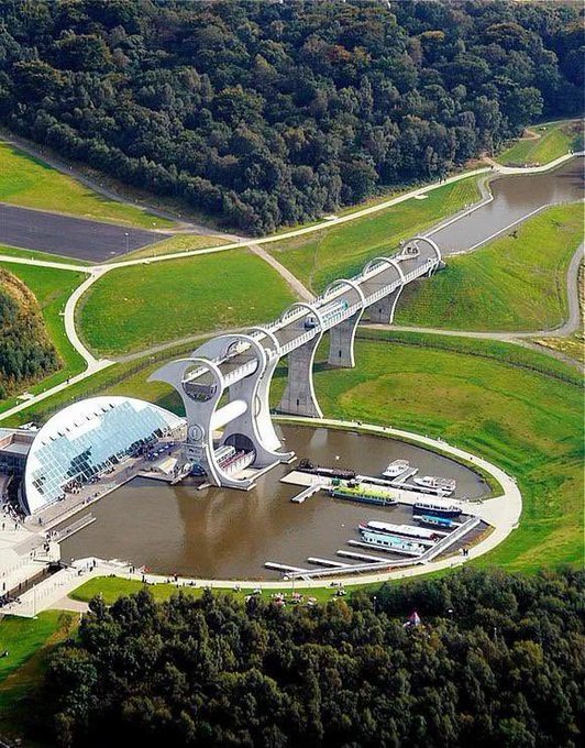 <p>Falkirk Wheel, İskoçya'da dönen bir tekne asansörüdür. Forth ve Clyde Kanalı ile Birlik Kanalı kavşağındaki orijinal 11 kilidin yerini almıştır.</p>