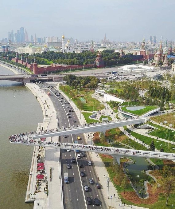 <p>Moskova, Rusya'da "V" şeklindeki köprü</p>
