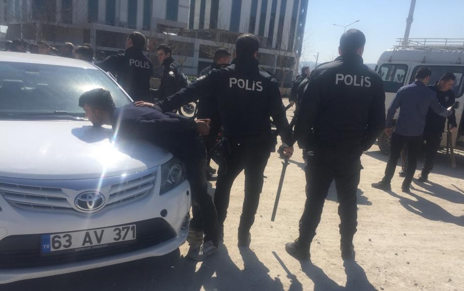 Adliye önünde kavga: 3 yaralı