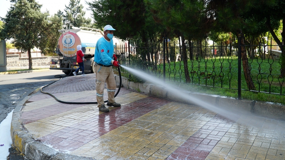 Haliliye dönüşümlü olarak her gün yıkanıyor