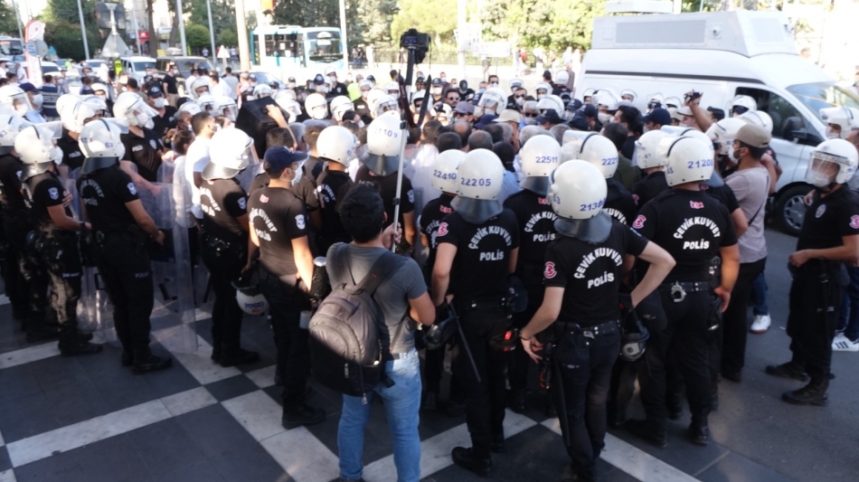 HDP vekilleri ve polis arasında tartışma