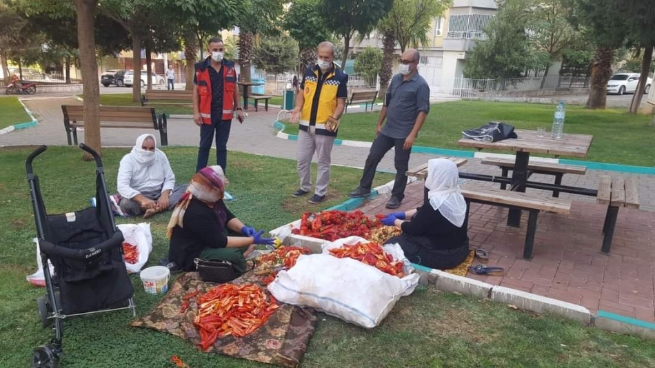 Şanlıurfa'da hareketliliğin yoğun olduğu Haliliye İlçesi Yenişehir Mahallesinde vatandaşlara ve esnaflara yeni korona virüs hastalığının yayılım hızının kontrol altında tutulmasında ve hastalıktan korunmada, ''Maske, Sosyal Mesafe ve Temizliğin önemi'' ile ilgili bilgilendirmelere İl Sağlık Müdürümüz Doç. Dr. M. Emre ERKUŞ öncülüğünde Halk Sağlığı Başkanı Öğr. Üyesi Dr. Abdullah SOLMAZ, 112 Acil Sağlık Hizmetleri Başkanı Dr. Yılmaz GERGER, Kamu Hastaneleri Başkanı Dr. Ahmet KARA, Destek Hizmetleri Başkanı Halil BEYAZKENDİR, Personel Hizmetleri Başkanı Dr. Necmi EŞİYOK, Sağlık Hizmetleri Başkanı Dr. M. Kemal AYDIN, Suriye Görev Gücü Başkanı Dr. Kamil KANALICI, Başkan Yardımcıları,112 Acil Sağlık Hizmetleri Personelleri ve Ulusal Medikal Kurtarma Ekibi (UMKE) katıldı.