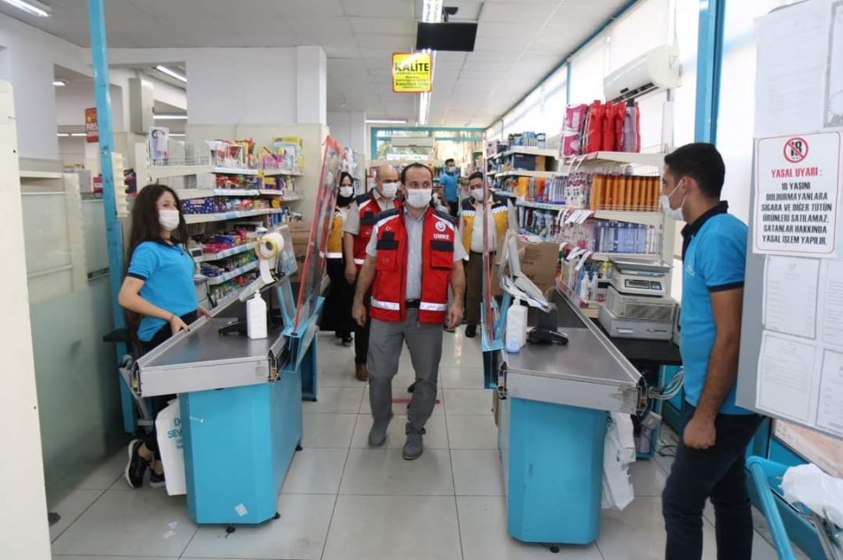 "Sağlık İçin Hepimiz İçin" sloganıyla covid-19 tedbirlerine yönelik denetimler kapsamında İlimizde; işyeri, toplu taşıma araçları, alış-veriş merkezleri, pazar yerleri, kafeler, kafeteryalar vs. tüm yaşam alanları rehberlik, uyarma ve bilinçli olmayı sağlama amacıyla denetlendi.