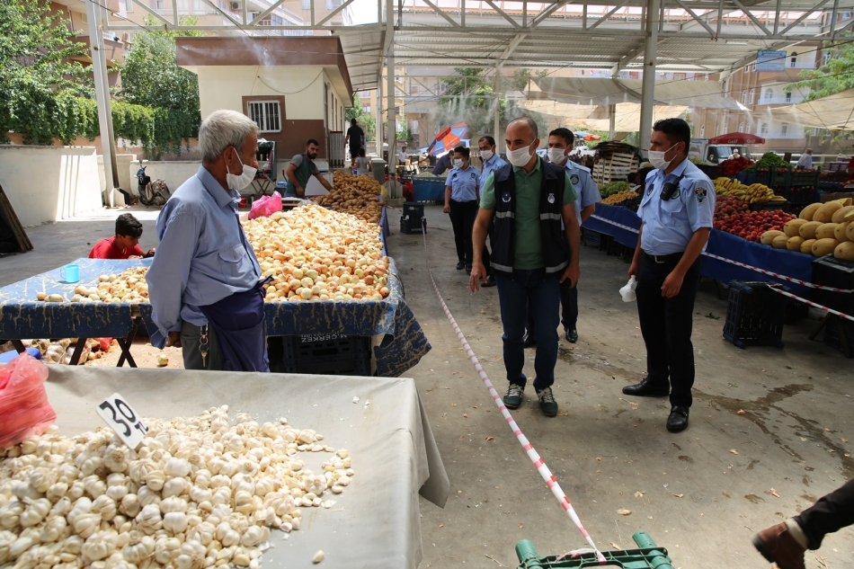Semt pazarlarında salgınla mücadele devam ediyor
