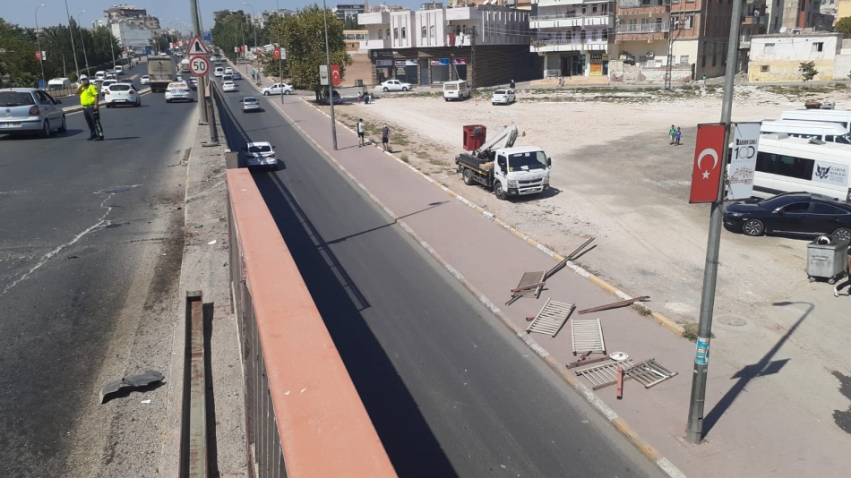 Araç bariyerlerde asılı kaldı
