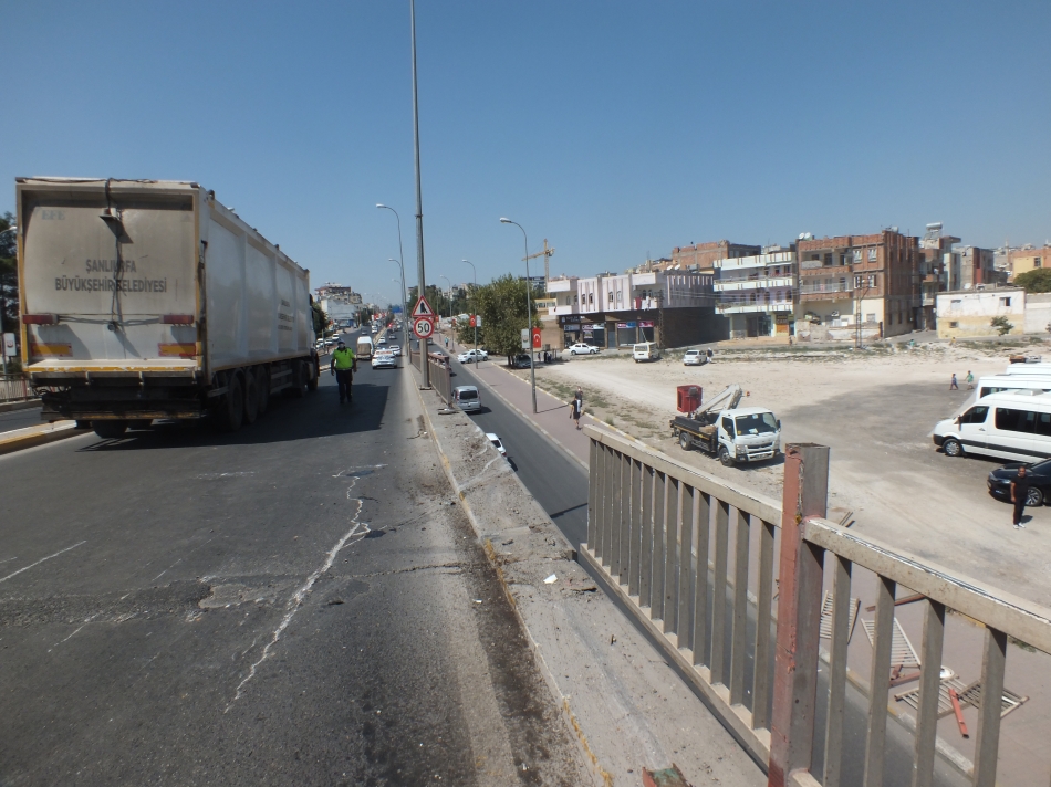 Araç bariyerlerde asılı kaldı