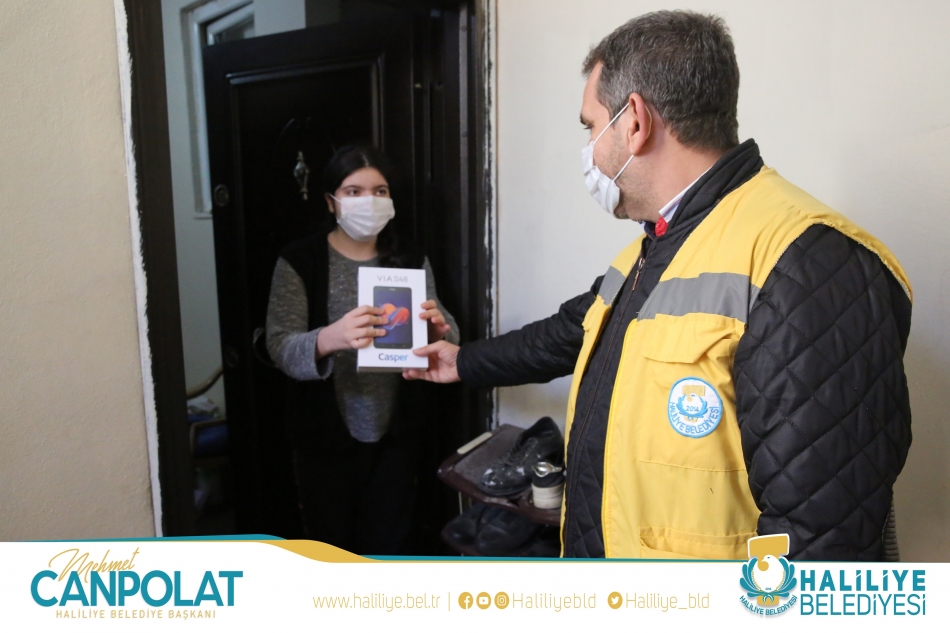 Başkan Canpolat'tan Öğrencilere Tablet Süprizi