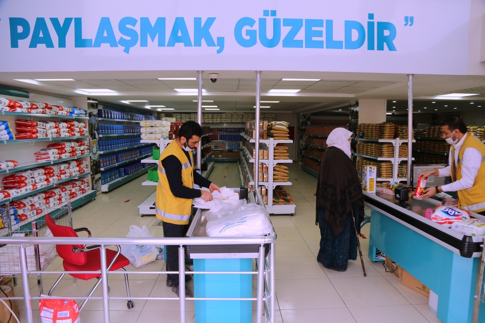 <span style="font-size:12.0pt"><span style="font-family:"Times New Roman",serif">Haliliye Belediyesi Sosyal Yardım İşleri Müdürlüğü, yürüttüğü sosyal yardım faaliyetleri ile ihtiyaç sahiplerinin yanında oluyor. İhtiyaç sahipleri tarafından yapılan başvuru neticesinde, Sosyal Yardım İşleri Müdürlüğüne bağlı hane inceleme ekibinin incelemeleri doğrultusunda, başvurular olumlu veya olumsuz şekilde değerlendiriliyor. </span></span>