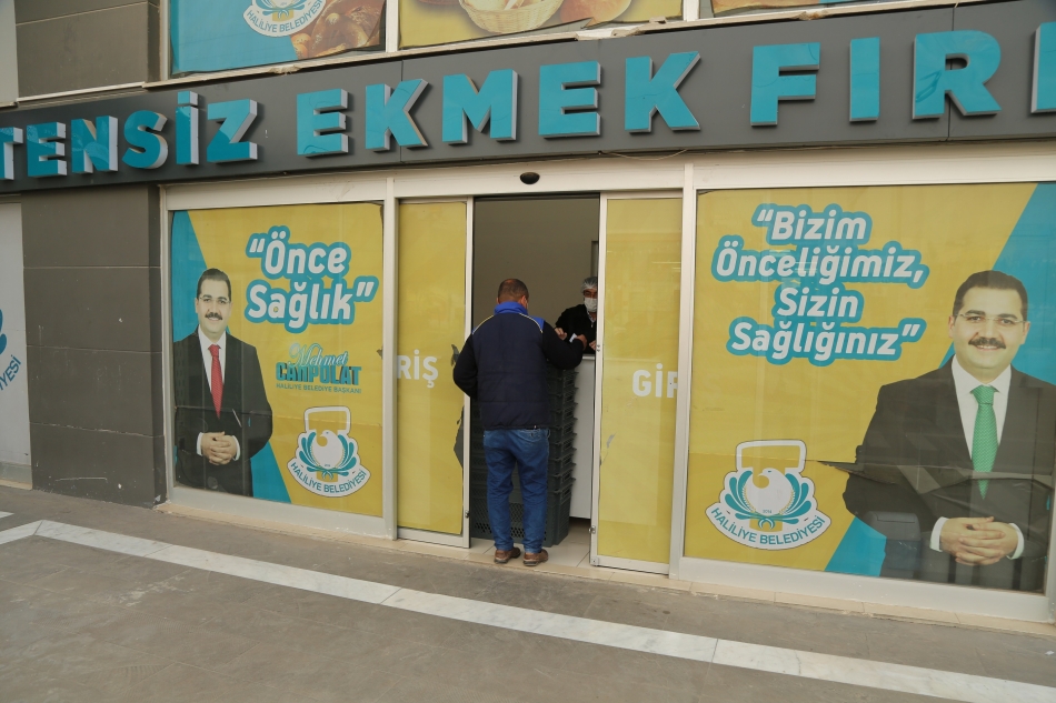 <span style="font-size:10pt"><span style="font-family:"Times New Roman",serif"><span style="font-size:12.0pt">Komisyon incelemesinde sosyal yardım almaya uygun görülen aileler, durumlarına göre gruplara ayrıldıktan sonra müdürlük bünyesinde Sosyal Yardım Kartı çıkarılarak, Haliliye Belediyesi Sosyal Marketten alışveriş yapmaları sağlanıyor.</span></span></span><br />