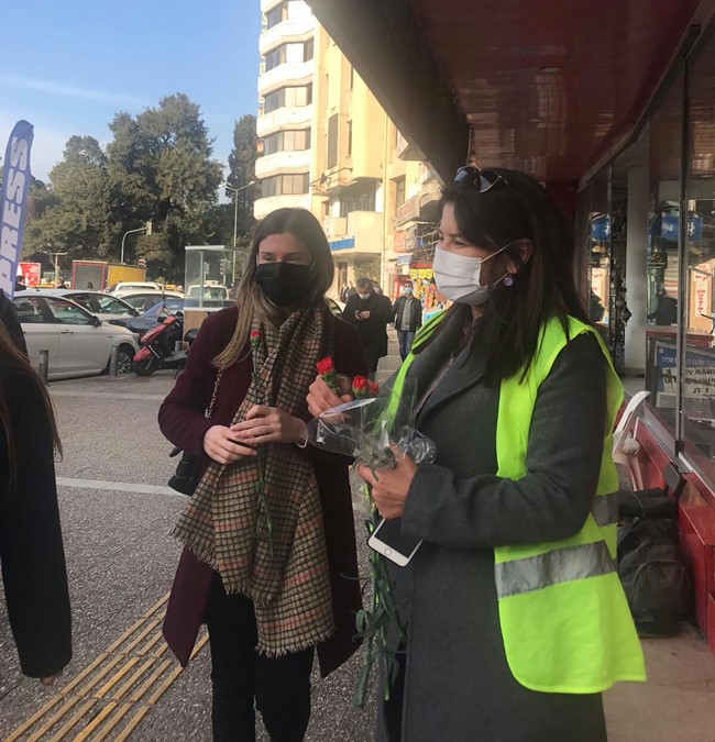 Urfalılar İzmir'de Kadınlara Karanfil Dağıttı