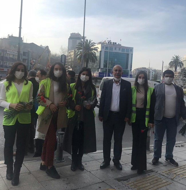 Urfalılar İzmir'de Kadınlara Karanfil Dağıttı
