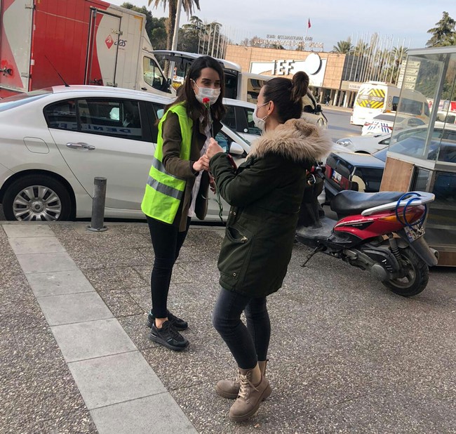 Urfalılar İzmir'de Kadınlara Karanfil Dağıttı