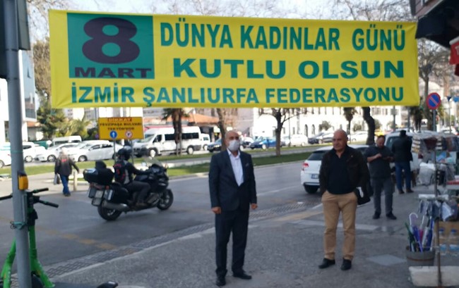 Urfalılar İzmir'de Kadınlara Karanfil Dağıttı