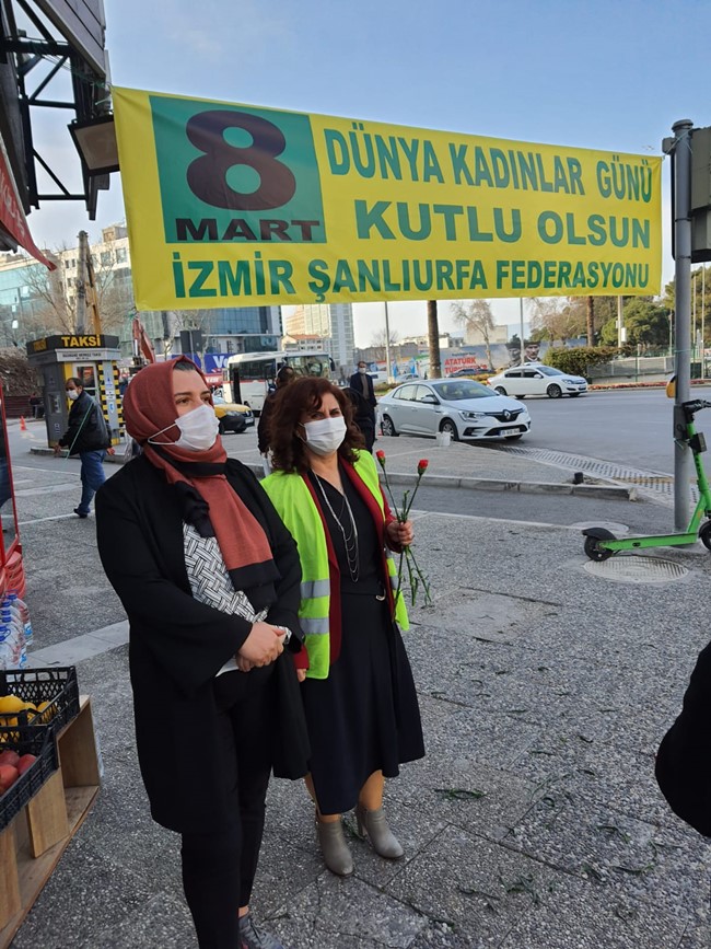 Urfalılar İzmir'de Kadınlara Karanfil Dağıttı
