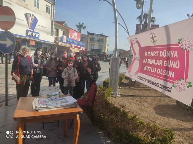 Urfalılar İzmir'de Kadınlara Karanfil Dağıttı