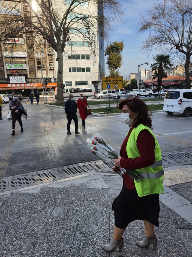 Urfalılar İzmir'de Kadınlara Karanfil Dağıttı