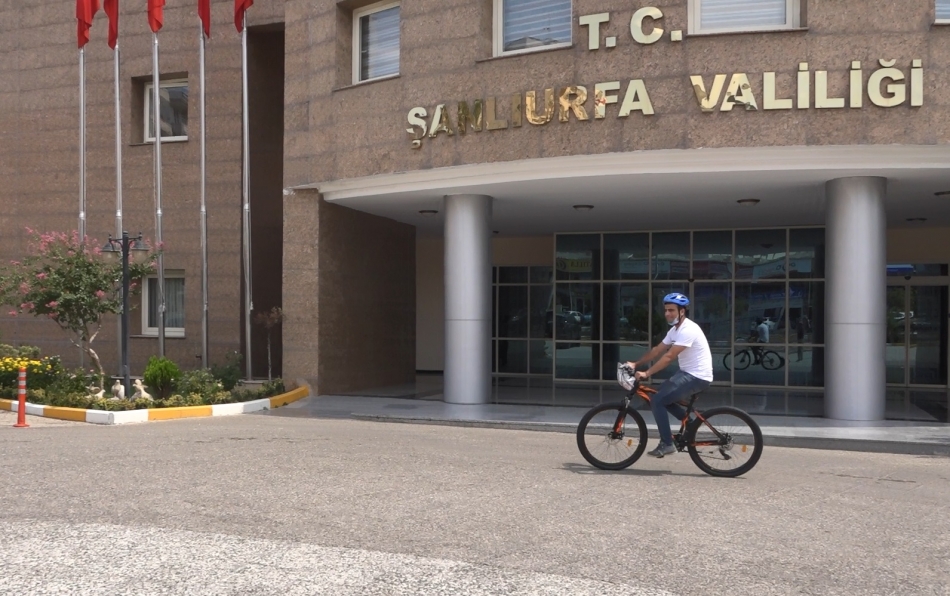 Şanlıurfa'da Aşı Olan Gençler Hediyelerini Alıyor