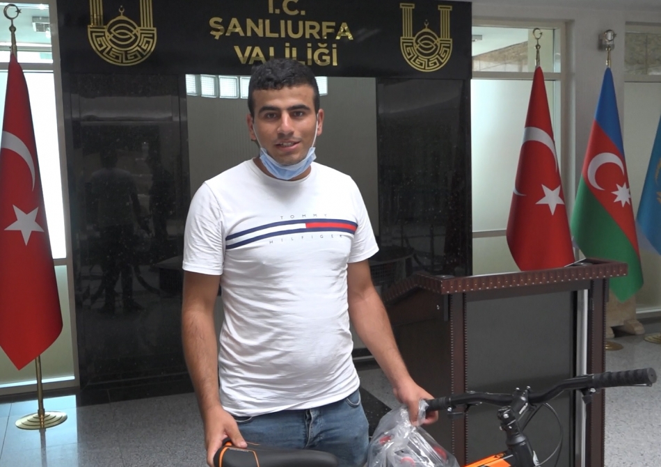 Şanlıurfa'da Aşı Olan Gençler Hediyelerini Alıyor