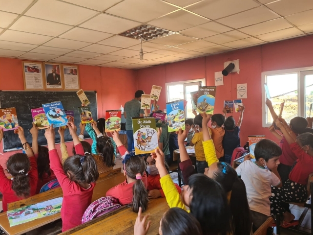 KİTABININ GELİRİNİ ÇOCUKLARA BAĞIŞLADI