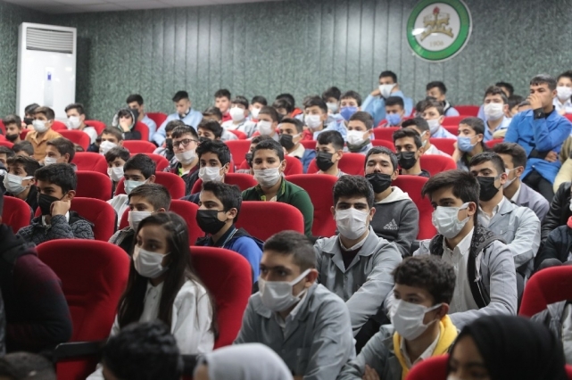 Beyazgül, gençlerin sorularını yanıtladı