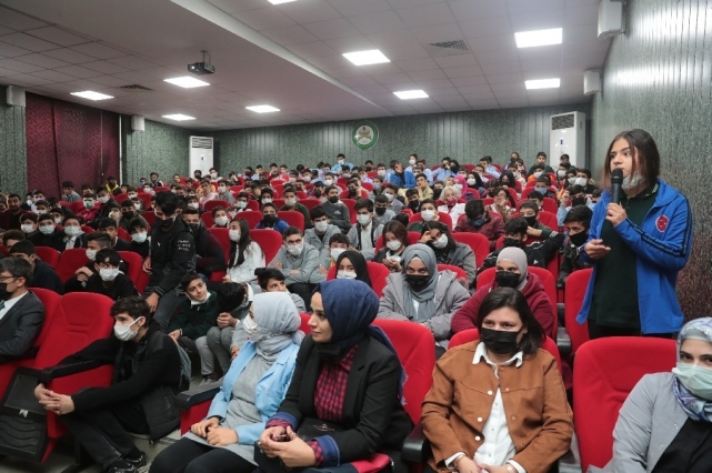 Beyazgül, gençlerin sorularını yanıtladı