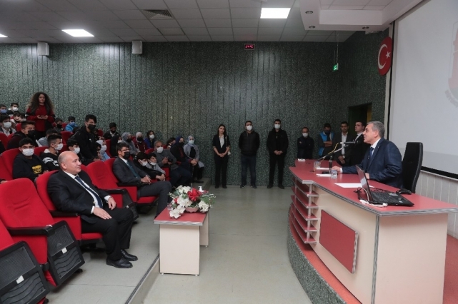 Beyazgül, gençlerin sorularını yanıtladı